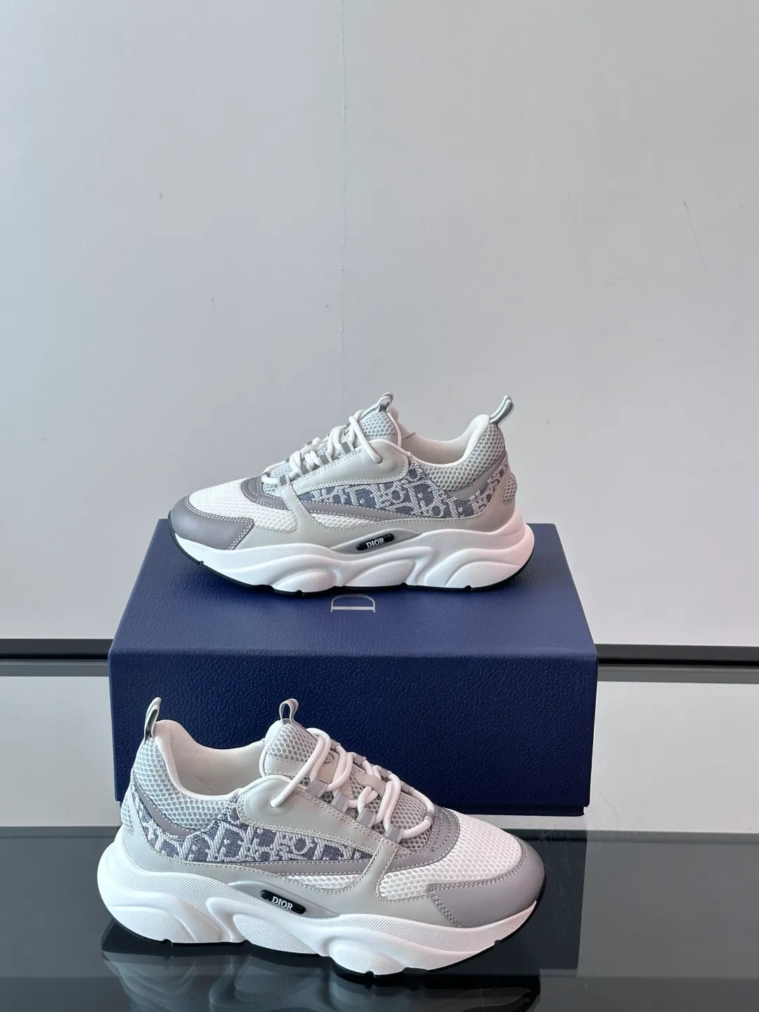 Factory price: 480💰 ◾️▫️Dior D®️ x 🆕 (high version) B22 men's jogging fashion sneakers, this single product draws inspiration from retro jogging shoes. It adopts a thick low-top design, with an upper made of black cow leather and mesh fabric, and a black and white engraved rubber sole. Black mesh fabric tongue and heel counters complement black laces, with an embossed "Di~r" logo embellishment on the side. These sneakers can be mixed and matched with a classic suit for a sporty chic look! Size: 39-45 (38, 46, 47 can be customized)